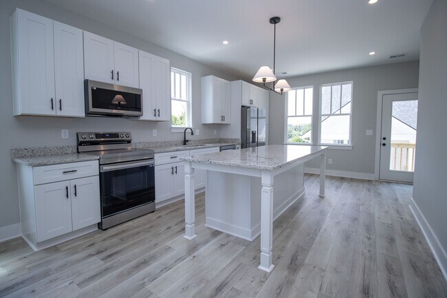 Foto del edificio - Pick Your Neighbors! Brand-New 3 Bed, 3 Ba...