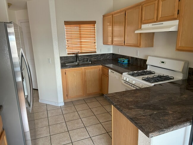 Building Photo - 1050 E Cactus Ave