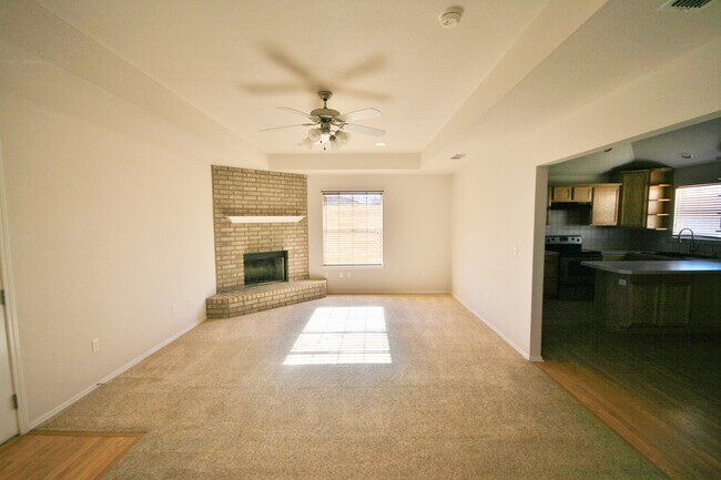 Foto del edificio - Xeriscaped Front Yard, Pets Welcome in Large Backyard