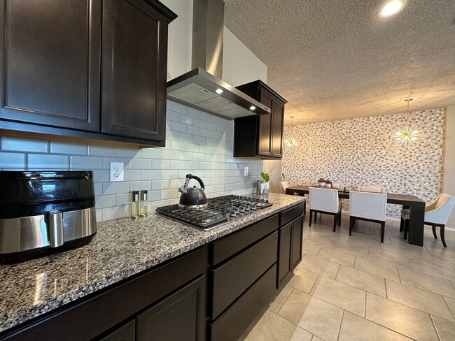 Building Photo - Beautiful Spacious Home!! Don't miss this ...