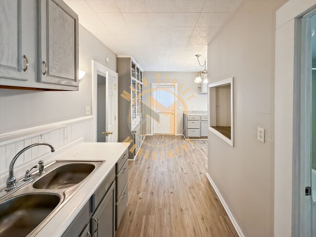 Building Photo - 2 Bed 1 Bath Single Family Home + Bonus Room