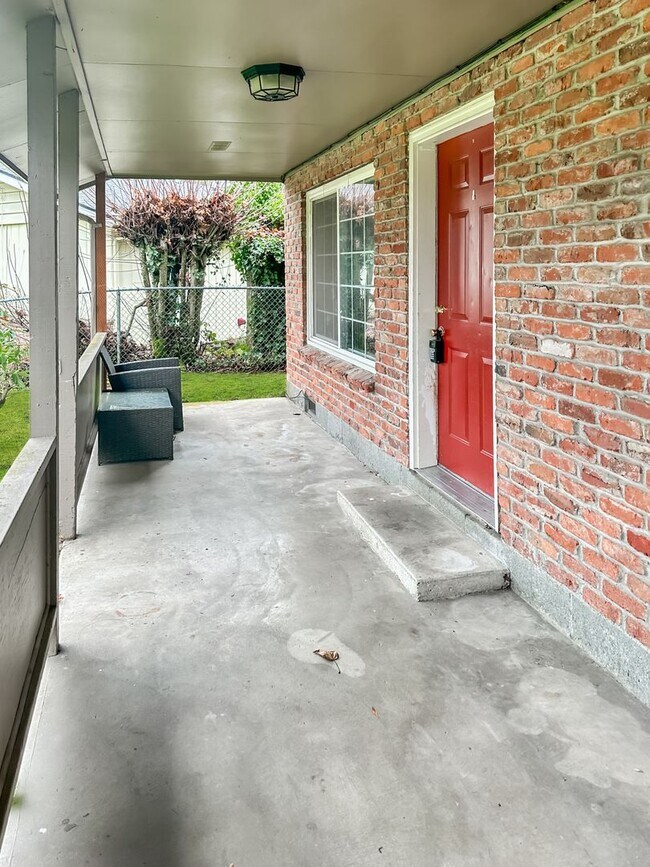 Foto del edificio - 10312-14 13th St Ct E