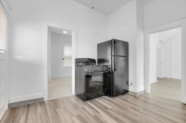 Building Photo - Triplex in Goose Hollow!