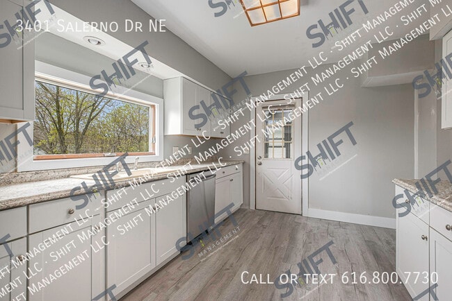 Building Photo - 3401 Salerno Dr NE