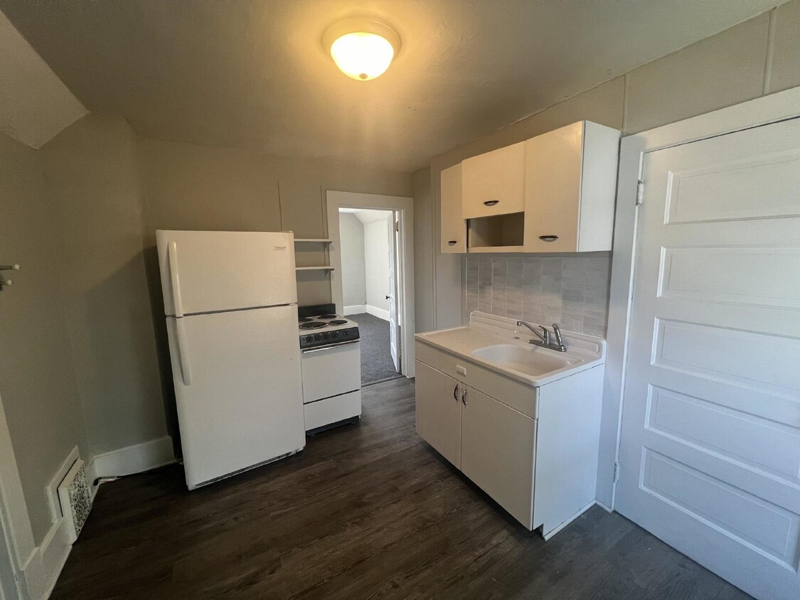 Building Photo - 1BR Upper in Wayland