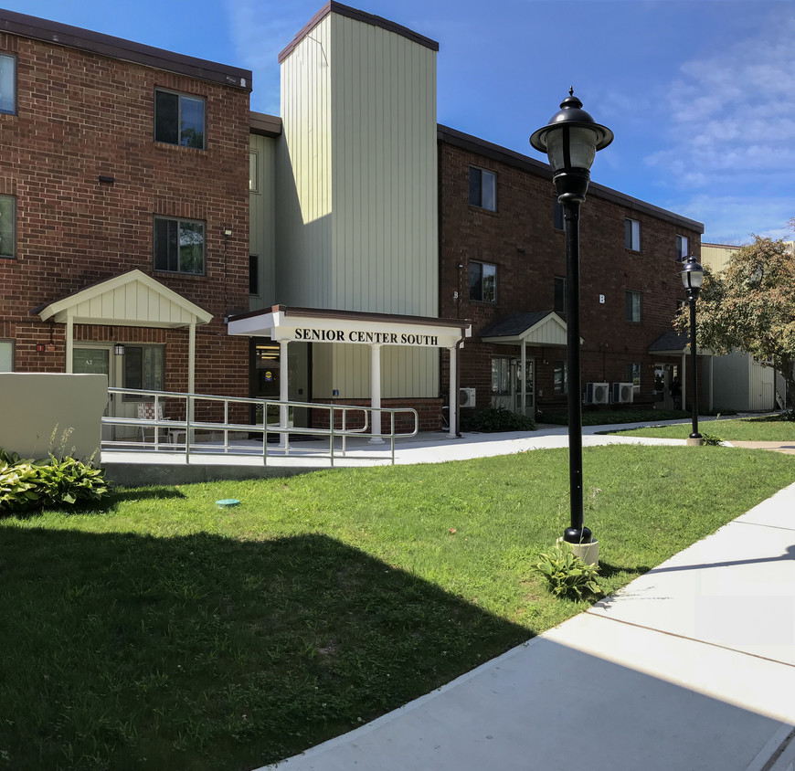 Foto principal - Cedar Court Senior Housing