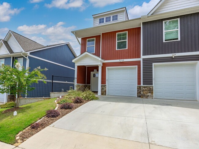 Building Photo - 3 Bed, 2.5 Bath - Avant End Unit