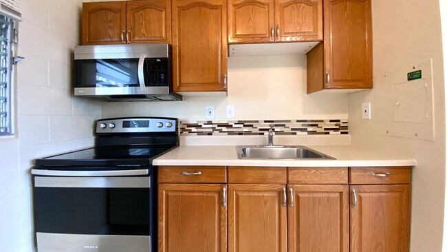 Foto del edificio - STUDIO w/ 1 PARKING AVAILABLE June 2025 NE...