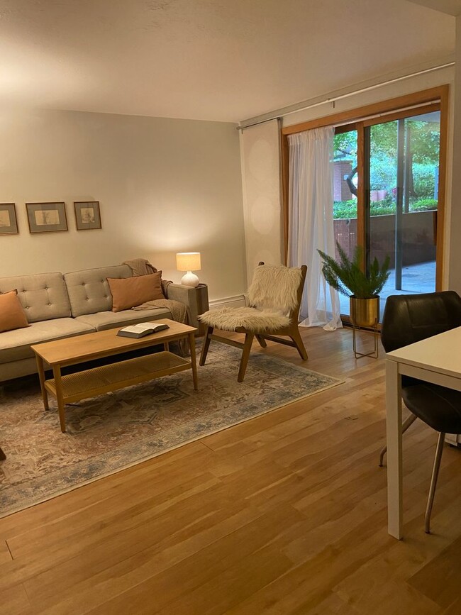 Foto del edificio - AMAZING LOCATION 2 Bed 1 Bath Condo of Wes...