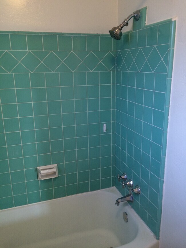 Foto del edificio - 3 Bed / 1 Bath Home Near Bakersfield College – $1,725 + Deposit