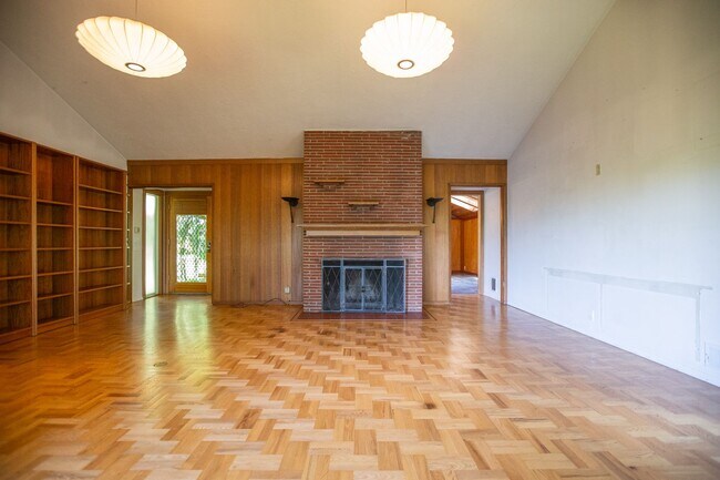 Foto del edificio - Mid Century 3 Bedroom Home Available Now i...