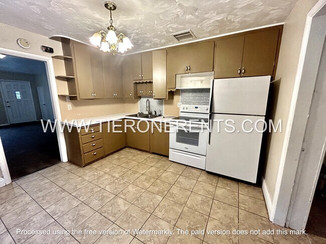 Building Photo - Spacious 3 bed/1 bath in great location!