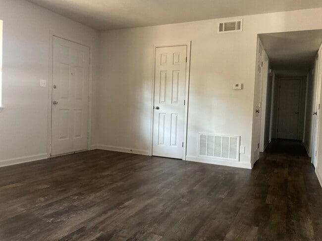Building Photo - $1,200.00 Move-in-Special