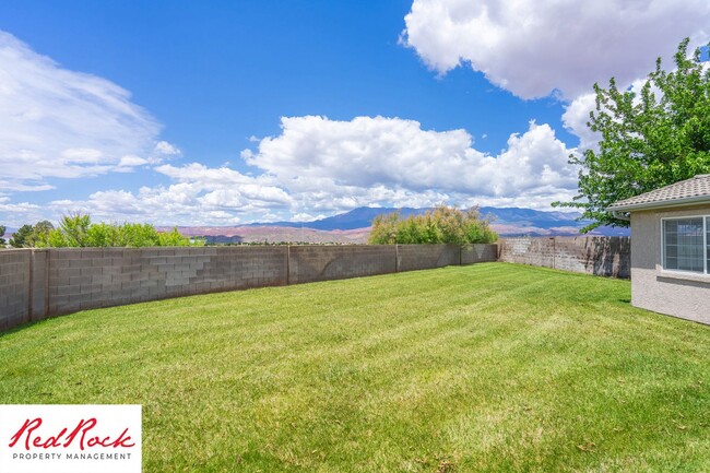 Foto del edificio - Remodeled 3 Bedroom Townhome with Great Vi...