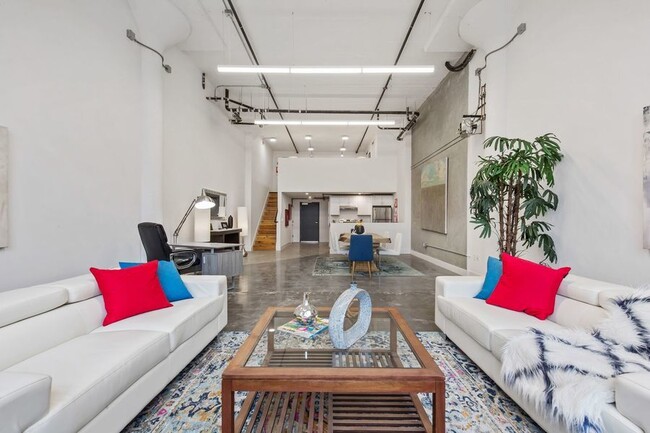 Building Photo - Spacious loft in historic building, laundr...