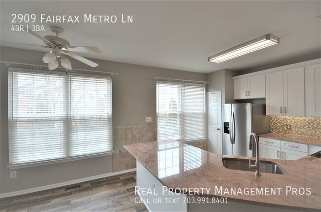 Building Photo - Bright & Beautiful Townhouse- Steps to Vie...