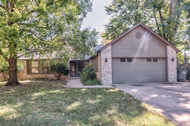 Building Photo - 3 Bed 2 Bath South Tulsa Rental Home