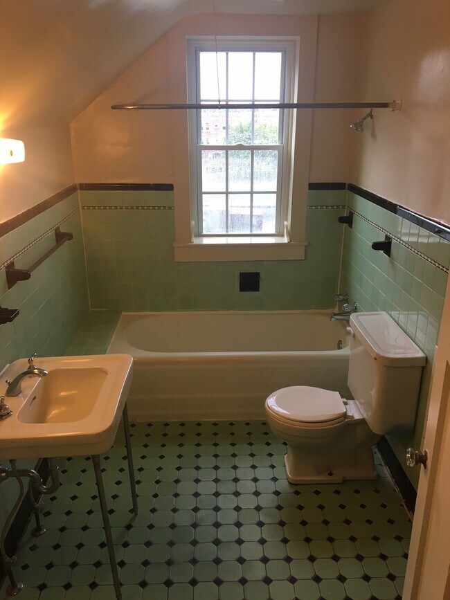 full bath - 312 Rutherford St