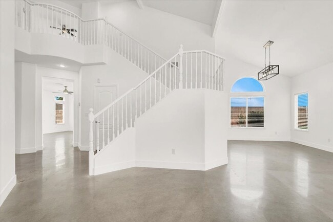 Building Photo - 10650 Robin Hill Ave