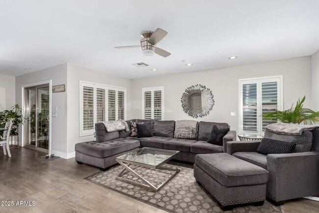 Foto del edificio - 7500 E Deer Valley Rd