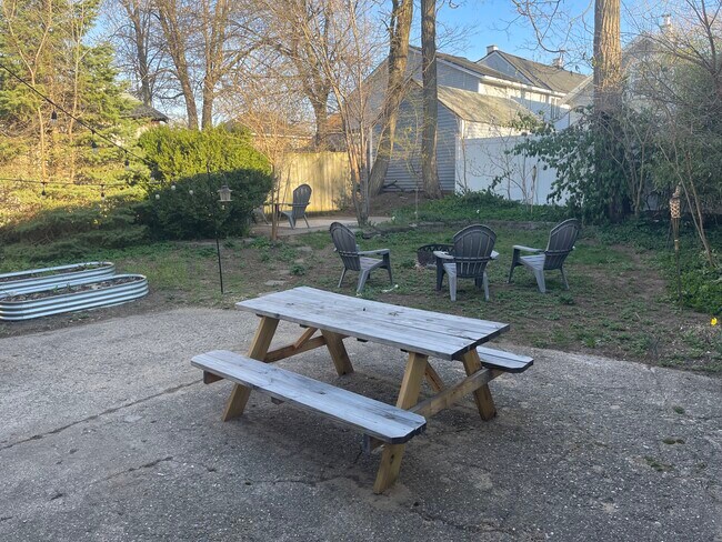 Shared Yard - 1033 Fulton St E