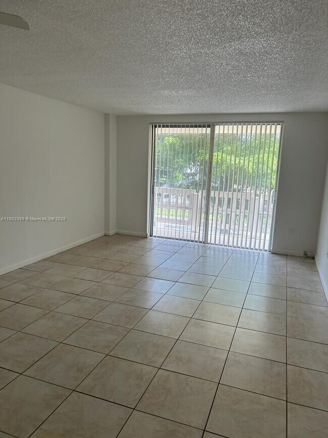 Foto del edificio - 15600 NW 7th Ave