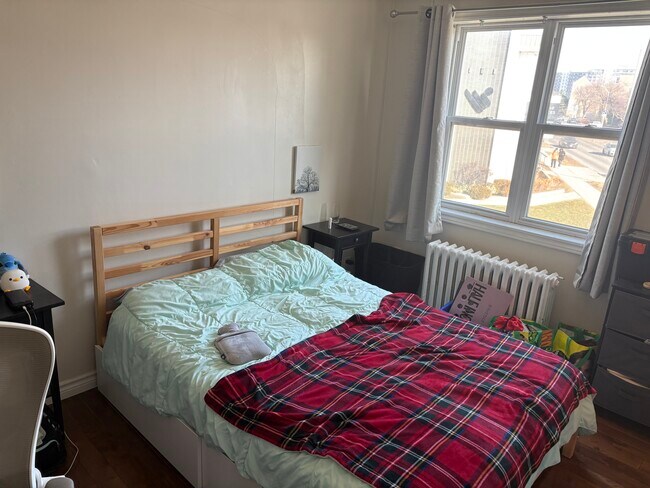 Photo du bâtiment - 1124 Main St W