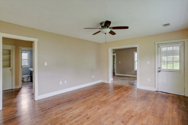 Building Photo - 602 Oakwood Dr