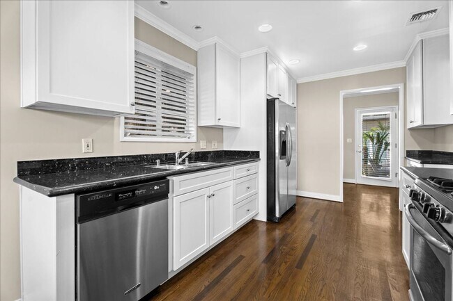 Building Photo - Luxury Private 2 bd Rental Home w/ Pool