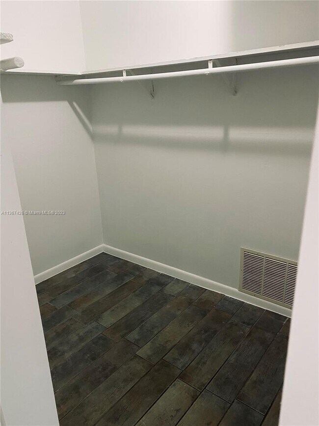 Foto del edificio - 2350 NE 135th St