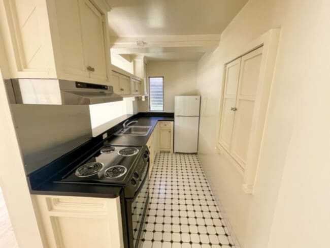 Building Photo - Special 1BR/1BA, Duplex, NO COMMON WALLS, ...
