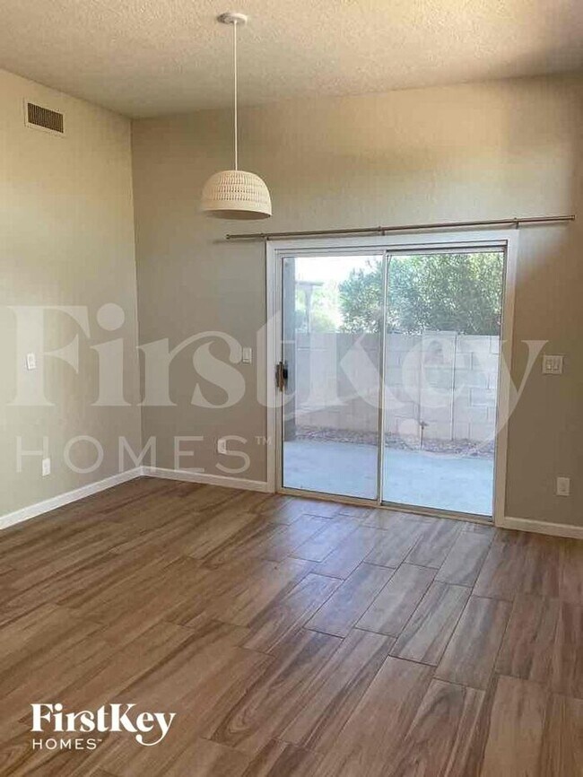 Foto del edificio - 805 N Posthole Ln