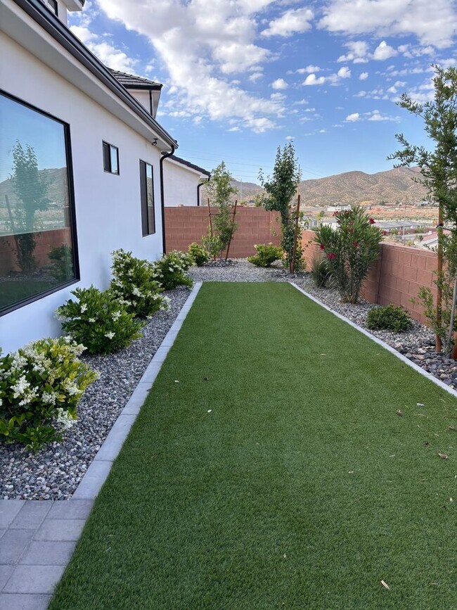 Building Photo - Gorgeous 5 Bed | 3 Bath | 3 Car Garage off...