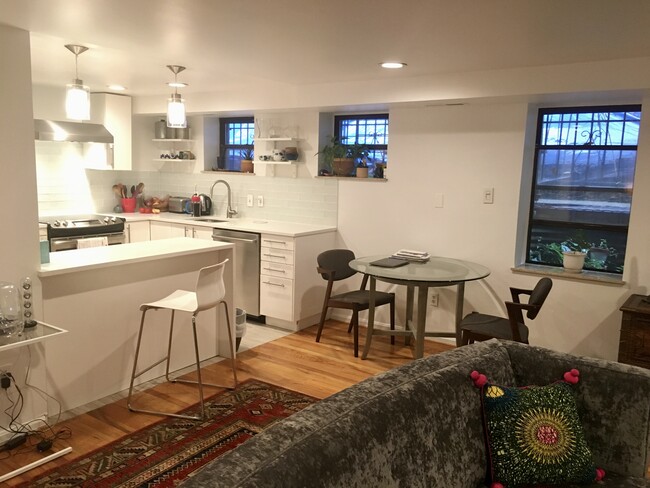 Foto del edificio - 1651 Lamont St NW