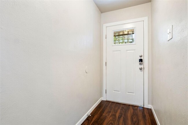 Building Photo - 7203 Barnsdale Way