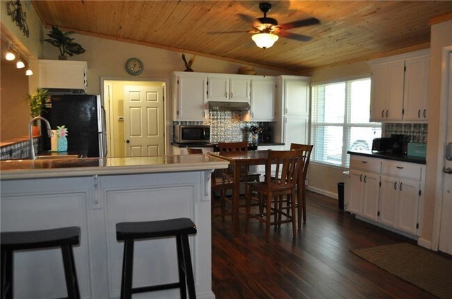 Building Photo - 108 Maple Dr