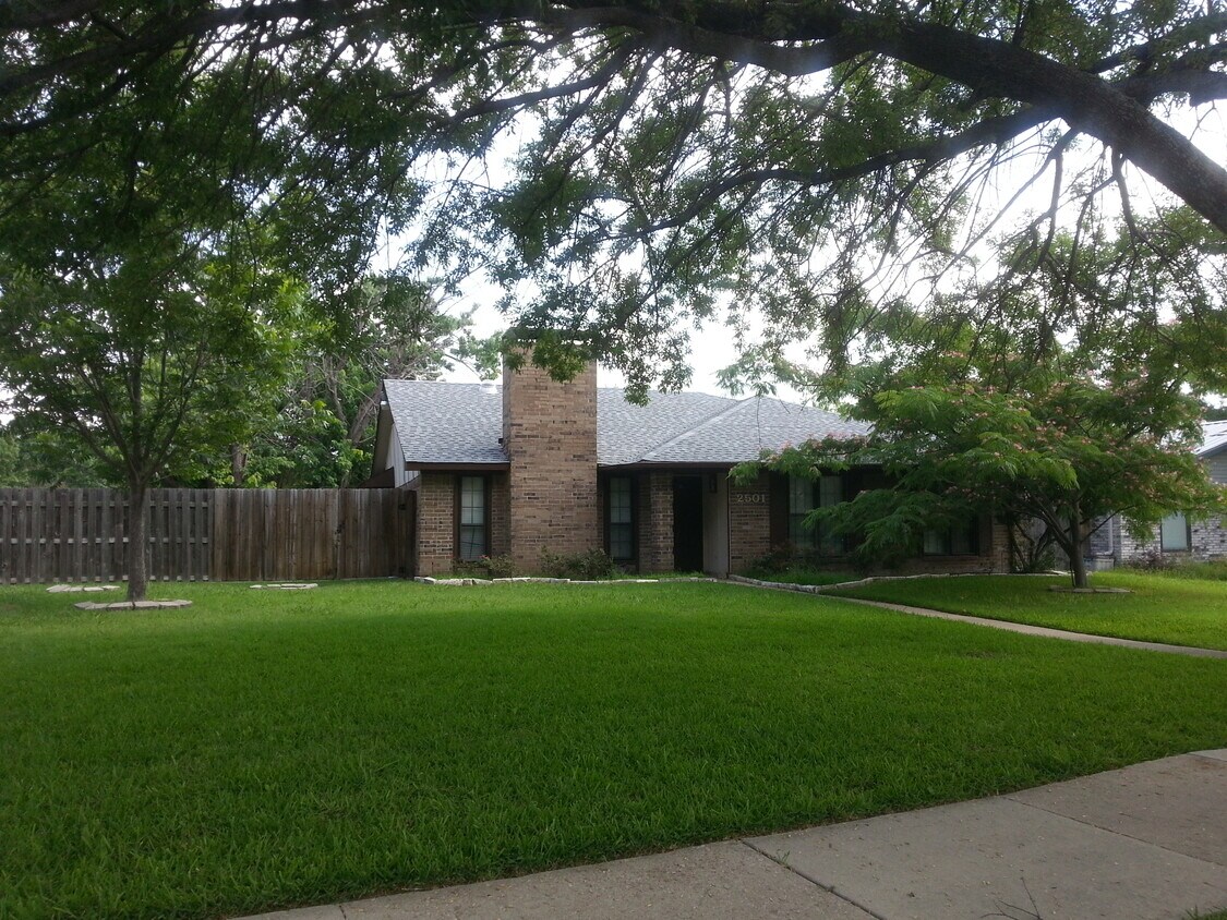 Primary Photo - 2501 Majestic Dr