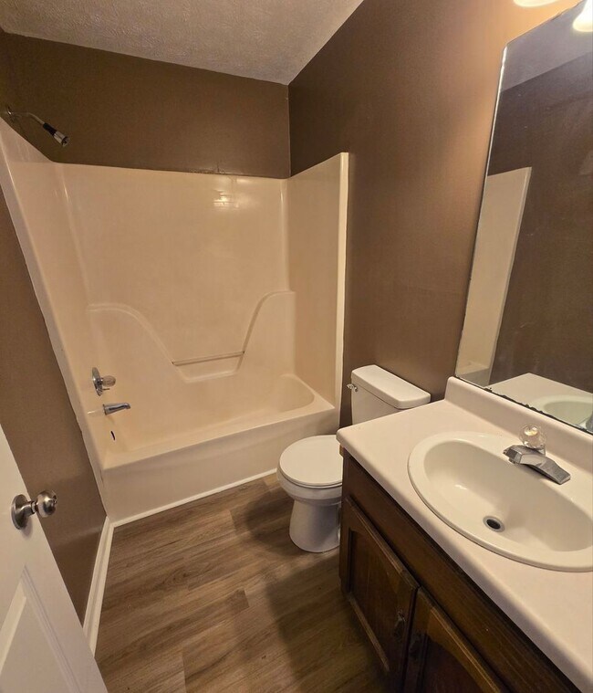 Foto del edificio - FRESHLY UPDATED TOWHOME.