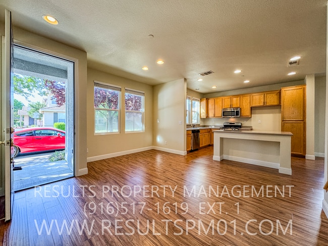 Building Photo - 3 bedroom Lincoln Home in Gated Community