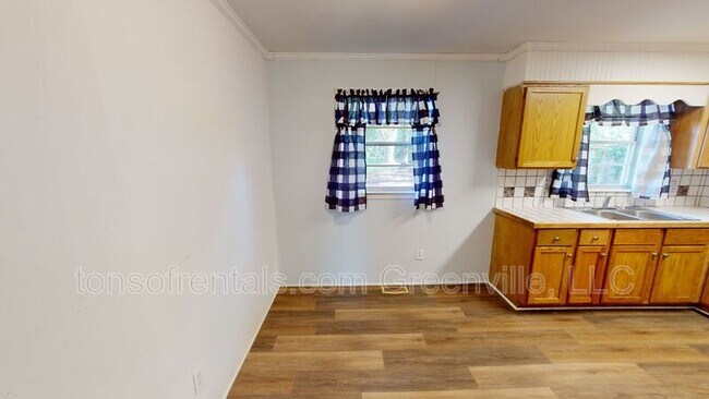 Foto del edificio - 102 S Poplar Springs Dr