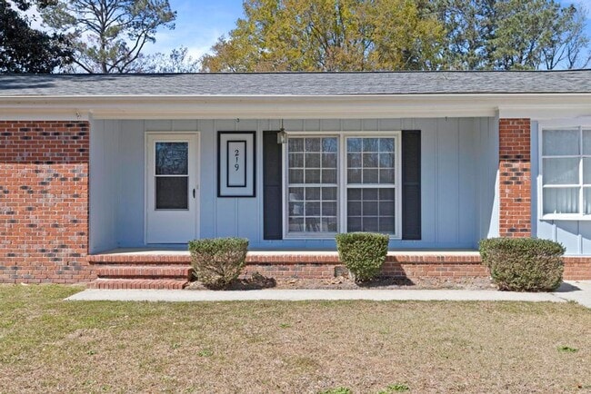 Building Photo - Country Living! Brick Ranch!