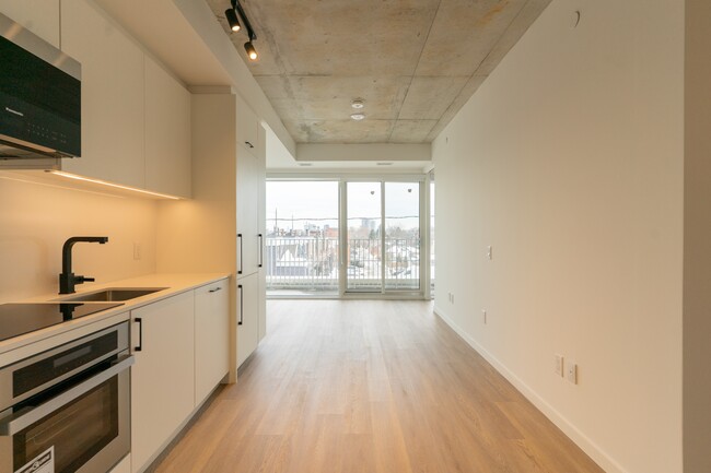 Building Photo - 689-689 The Queensway