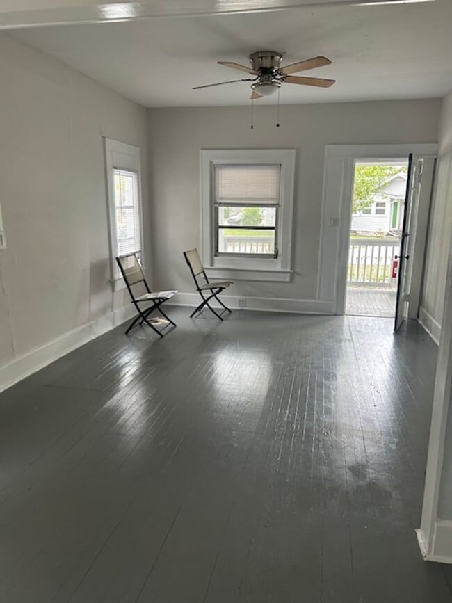 Photo - Well maintained 3/2 centrally located and available now! House