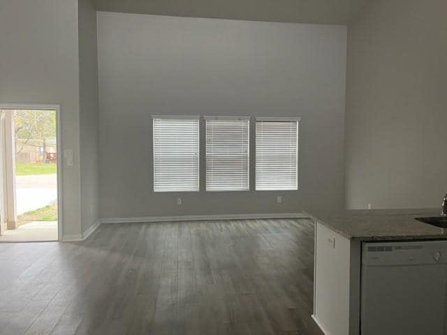 Building Photo - 16843 Balmoral St
