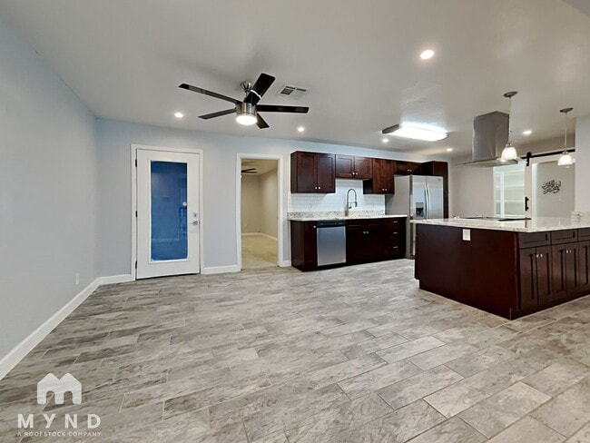 Building Photo - 1421 W Orange Dr