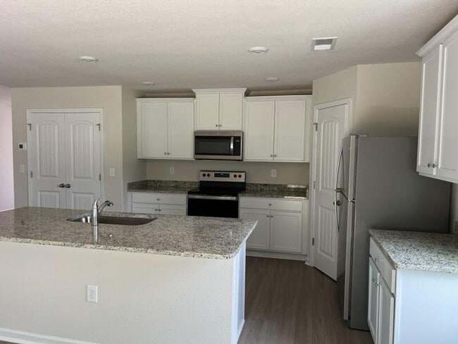 Building Photo - Spacious Home minutes from Uptown and the Charlotte Douglass Airport!