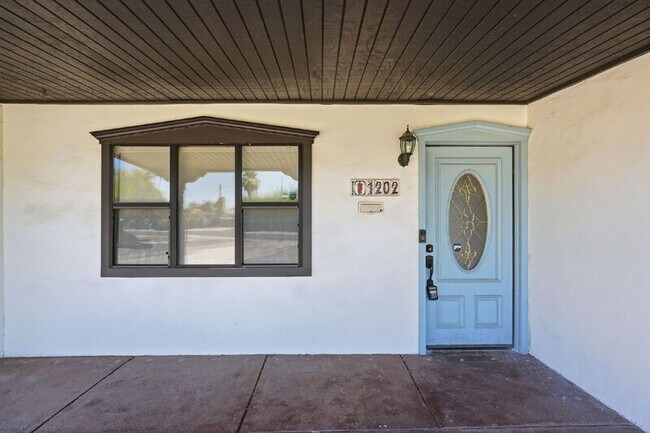 Building Photo - 1202 W Amelia Ave