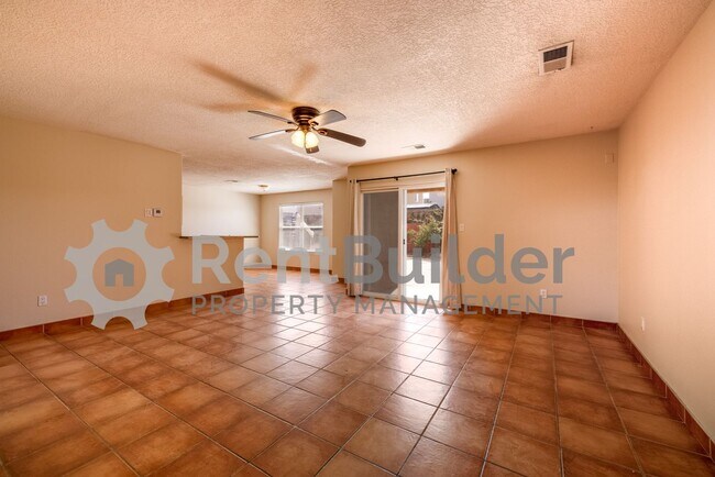 Foto del edificio - LEASE PENDING - PLEASE APPLY AT YOUR OWN D...