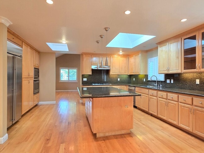 Foto del edificio - Spacious Home, Large Kitchen with Island, Stainless Steel Appliances, Wood Floors, Great Location!