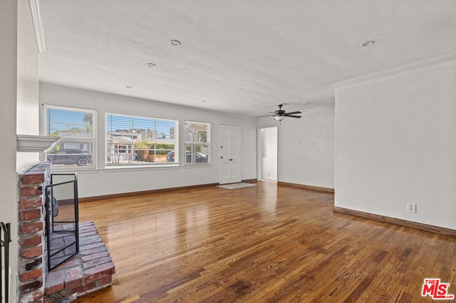 Building Photo - 2421 Cloy Ave